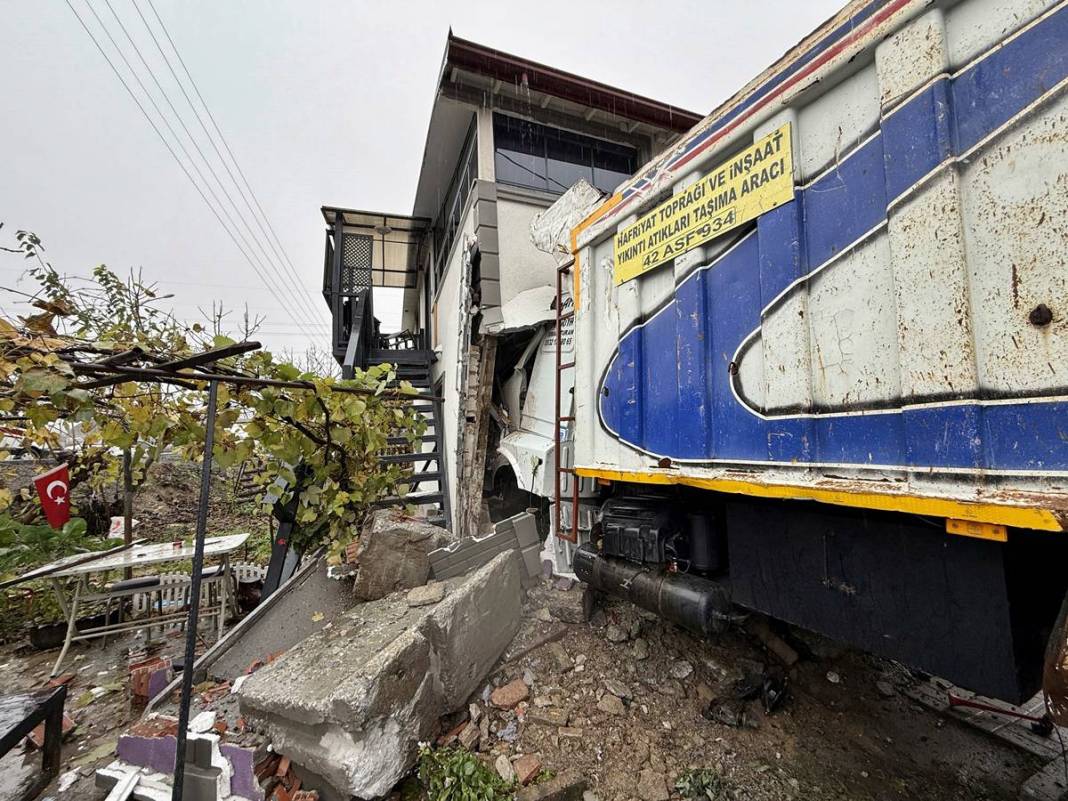 Kamyon, Trabzonspor armalı eve bodoslama girdi! Facianın eşiğinden dönüldü 6